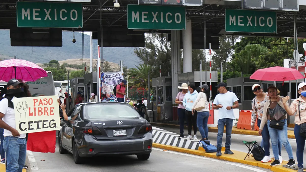 Integrantes de la Coordinadora Nacional de Trabajadores de la Educación (CNTE) se toman un peaje en Chilpancingo (México).