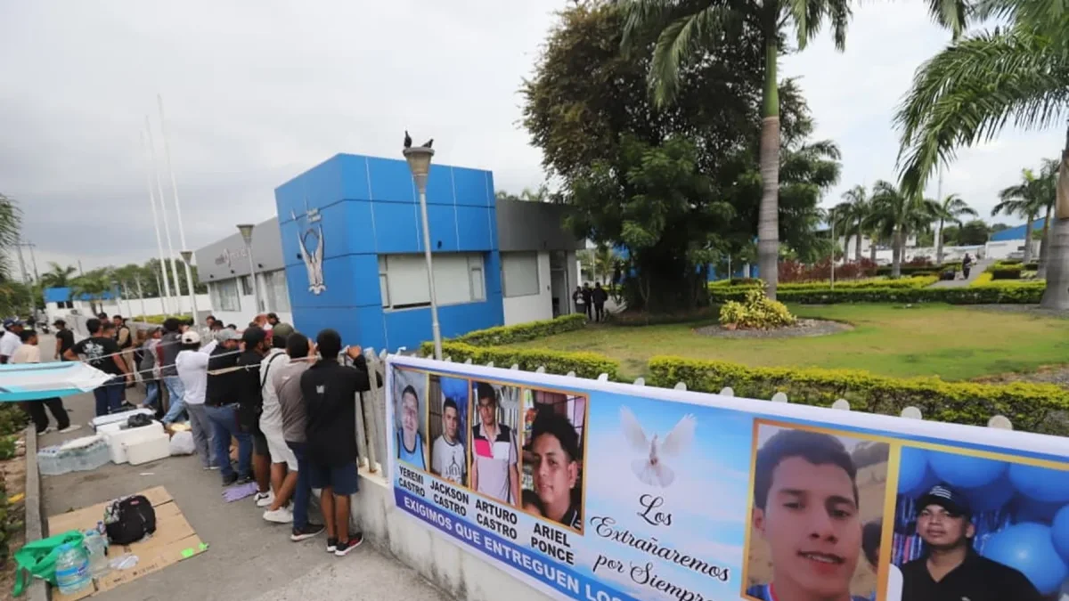 Familiares de las víctimas colocaron una pancarta con sus fotografías en los exteriores del Laboratorio de Criminalística de Guayaquil.
