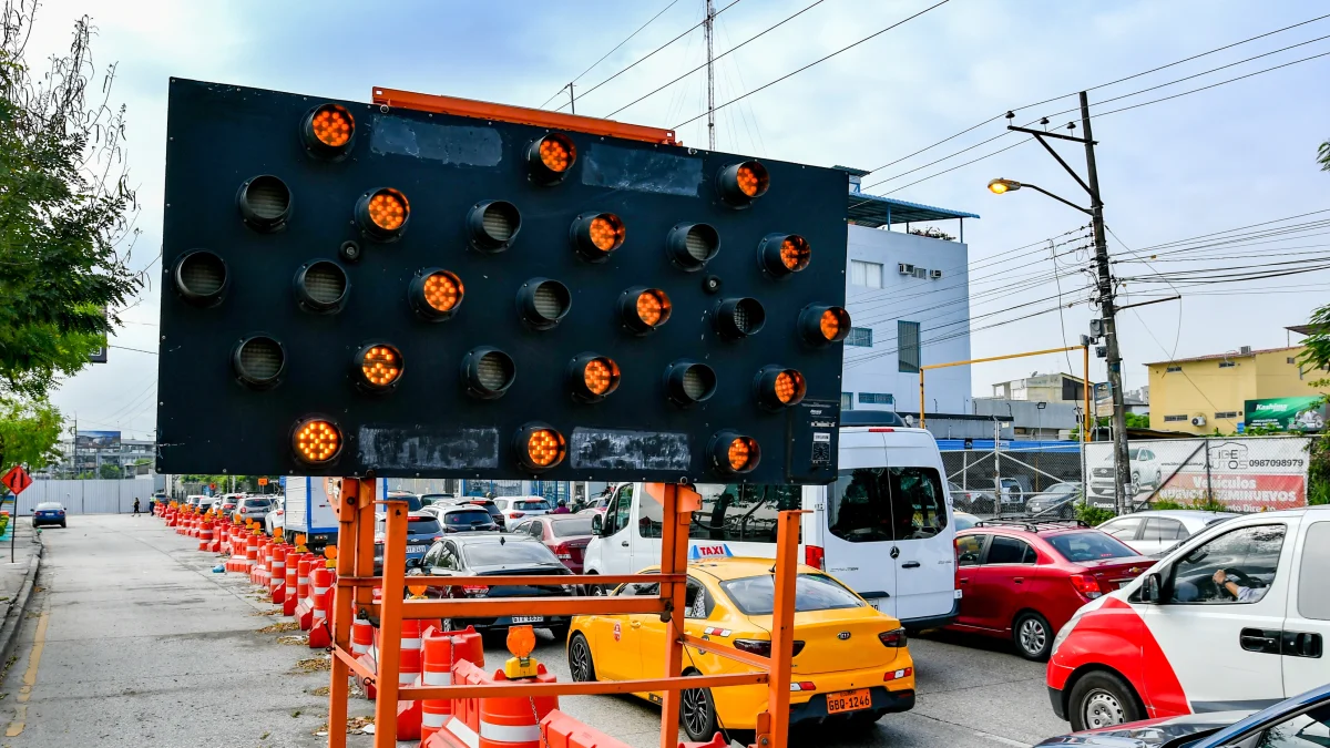 Maquinaria especializada será utilizada durante el feriado para el izaje y montaje de las vigas del segundo cuerpo del paso elevado de la avenida Juan Tanca Marengo.