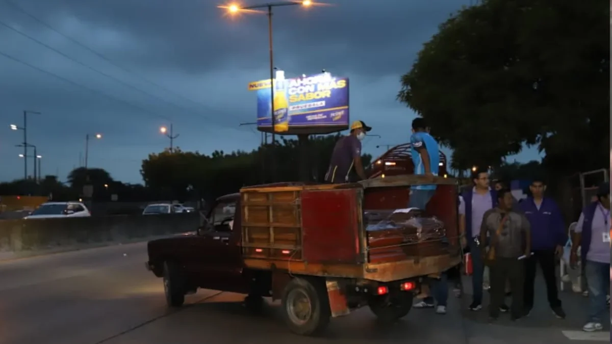 Tras días de espera, los familiares de los desaparecidos en Daule se los llevan a casa.