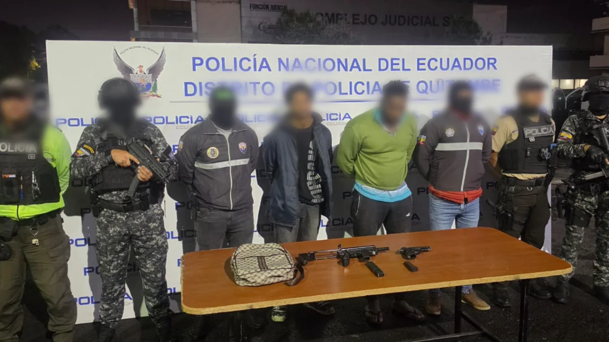 Los dos detenidos habrían participado en asaltos a personas y locales comerciales utilizando armas de fuego.