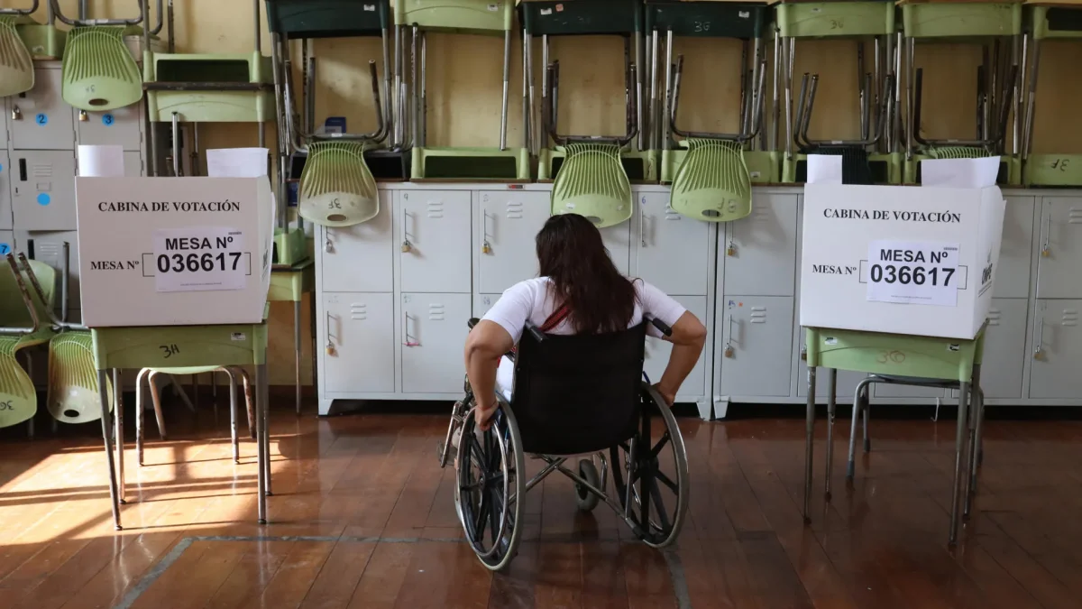 Una persona asistiendo a votar en Lima (Perú), en la primera vuelta electoral de las elecciones presidenciales de 2026.
