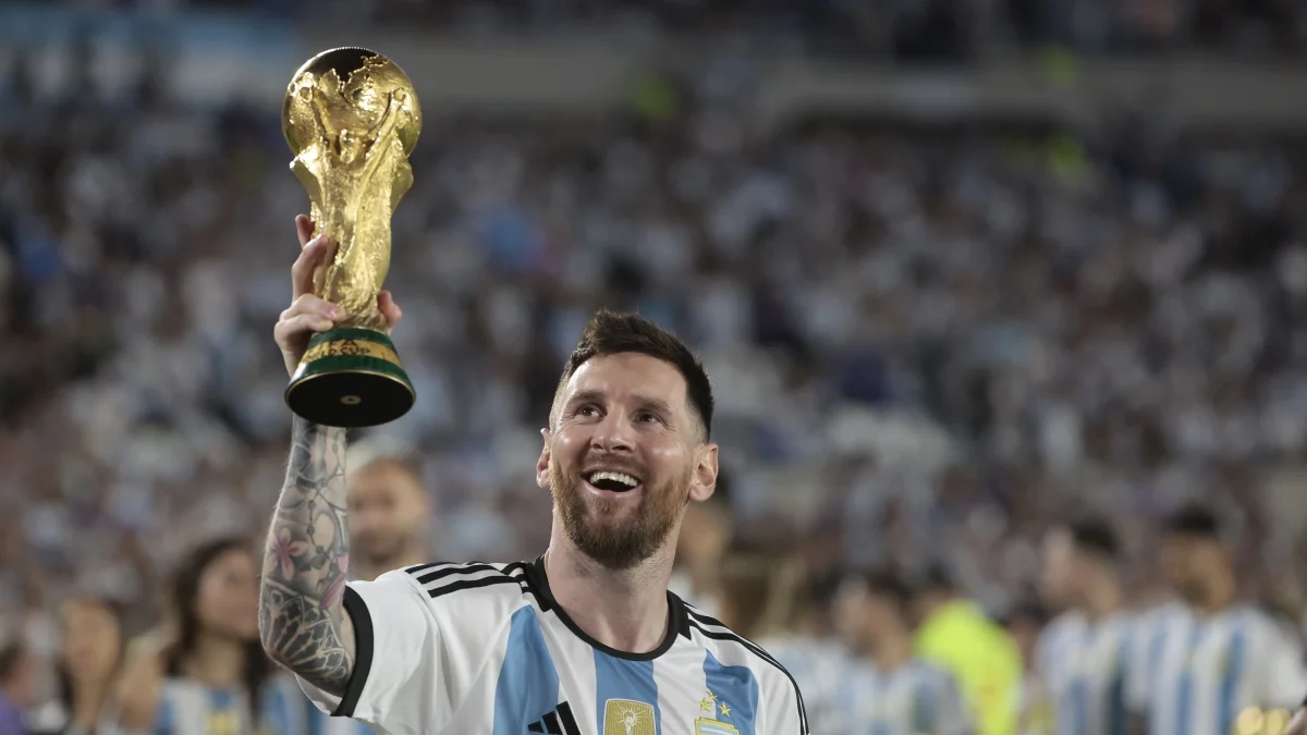 Lionel Messi levanta el título de campeón mundial en Qatar 2022.