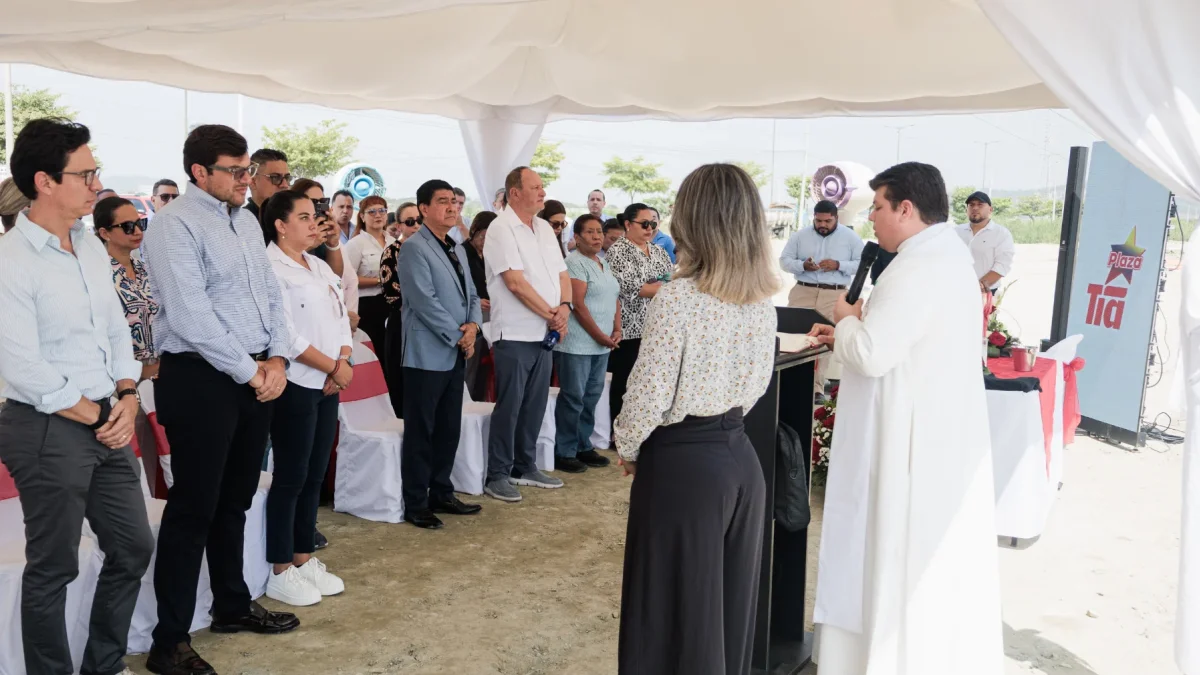 Representantes de Tía y Minutocorp en el evento de la puesta de la primera piedra.