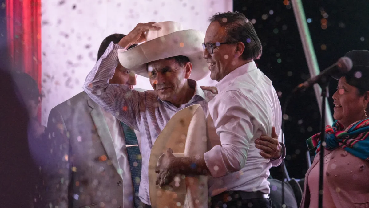 El candidato a la Presidencia de Perú Roberto Sánchez (c) y el hermano del expresidente de Perú Pedro Castillo, José Mercedes Castillo (c-i).