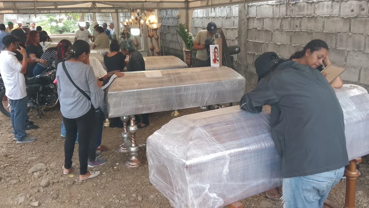 La comunidad de Daule-Salitre se reunió para dar el último adiós a los ocho jóvenes hallados sin vida en Los Ríos.