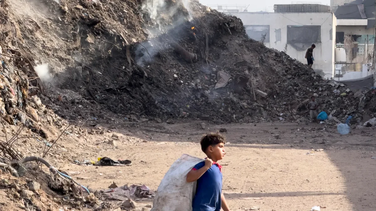 Montones de basura y escombros acumulados en la ciudad de Gaza.