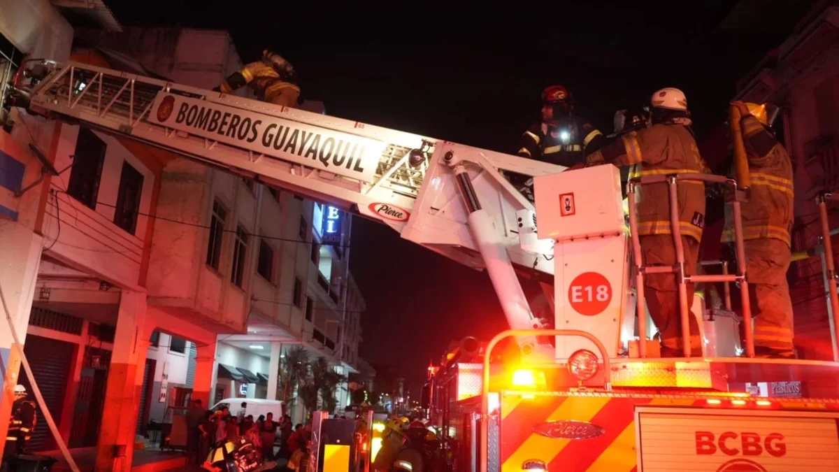 Bomberos de Guayaquil atendiendo una emergencia.