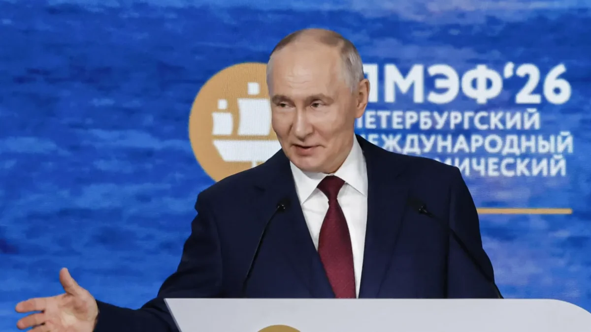 El presidente ruso Vladímir Putin durante la sesión principal del Foro Económico Internacional de San Petersburgo (SPIEF) en Rusia, el 5 de junio de 2026.