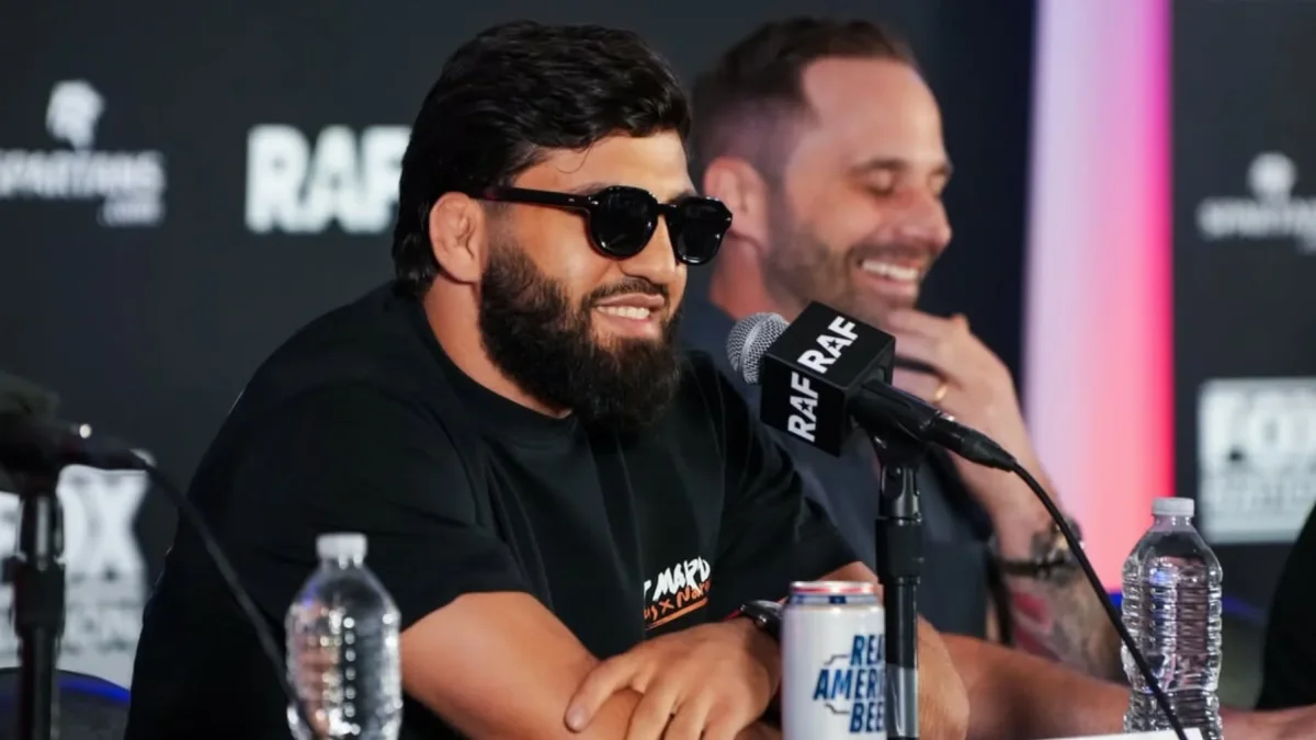 Arman Tsarukyan durante una conferencia de prensa de Real American Freestyle (RAF).