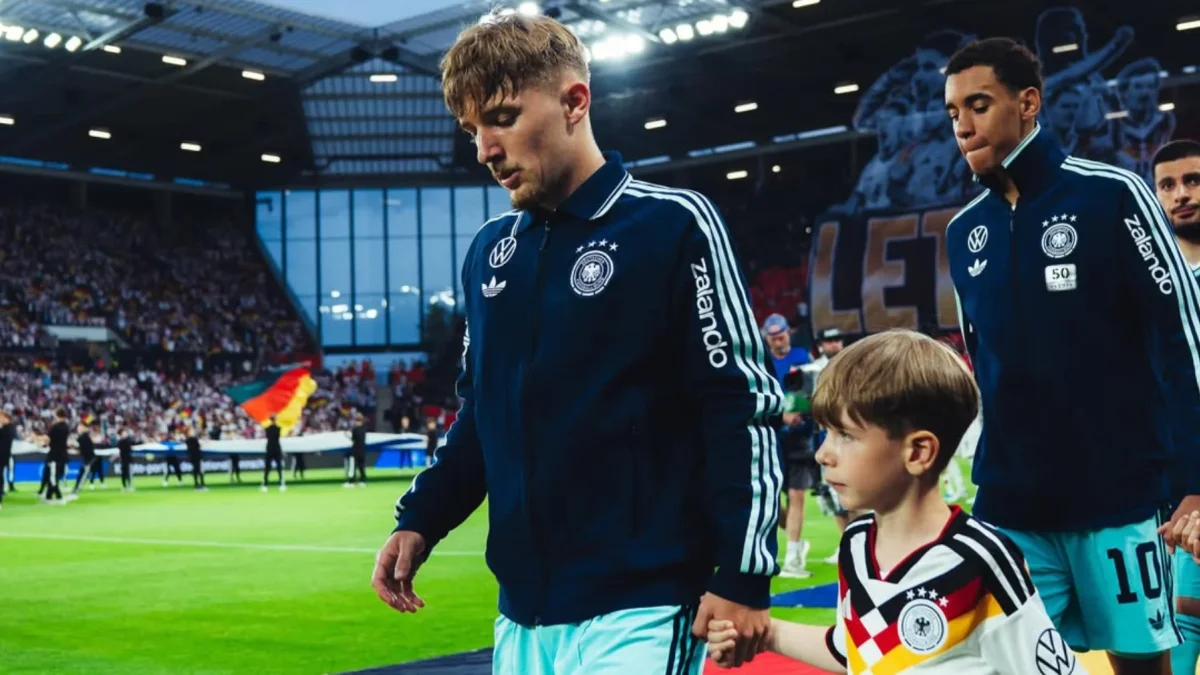 Lennart Karl conduce el balón durante un partido con la selección de Alemania, antes de la lesión que preocupa al equipo de cara al Mundial 2026.