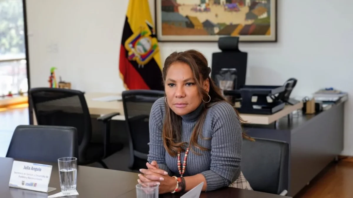 Julia Angulo Girón, secretaria de Gestión y Desarrollo de Pueblos y Nacionalidades, en reunión oficial en Quito.