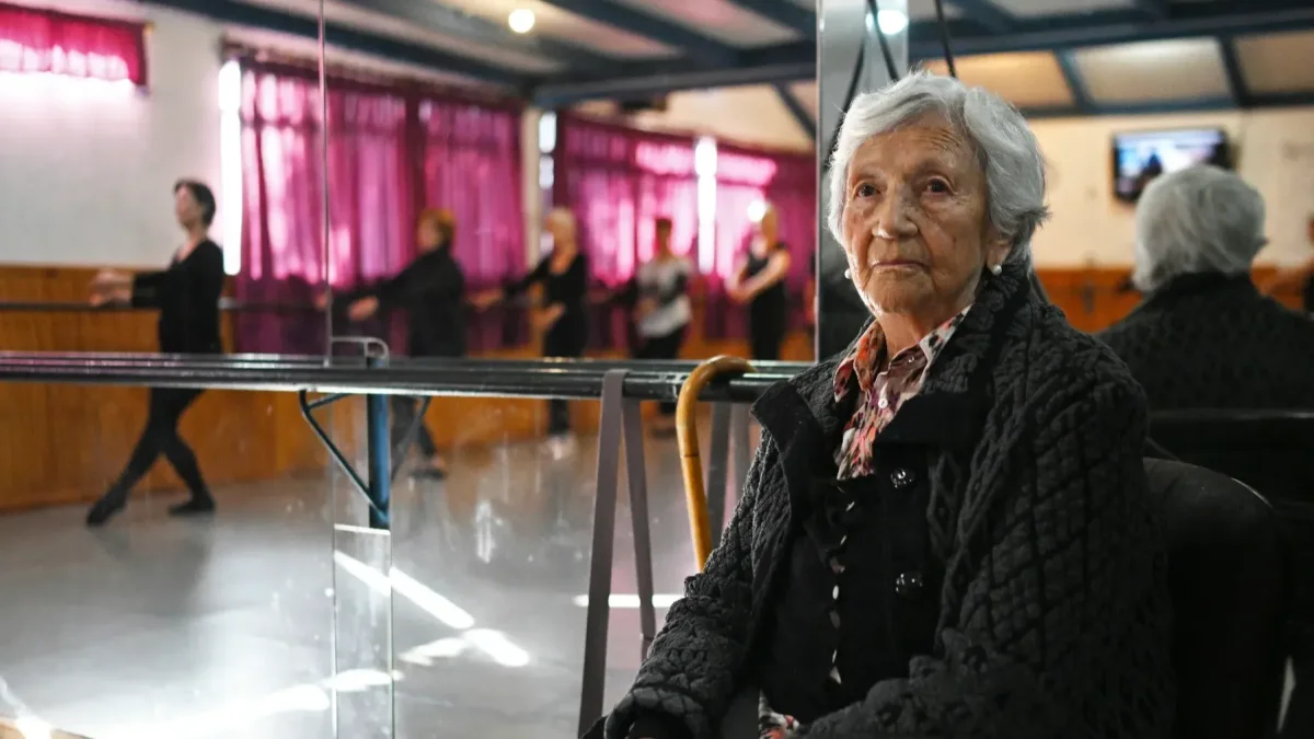 Evelyn Cordero, profesora de ballet para alumnos de entre 50 y 80 años, posa en el Conservatorio Danza Experimental de Santiago el 19 de mayo de 2026.