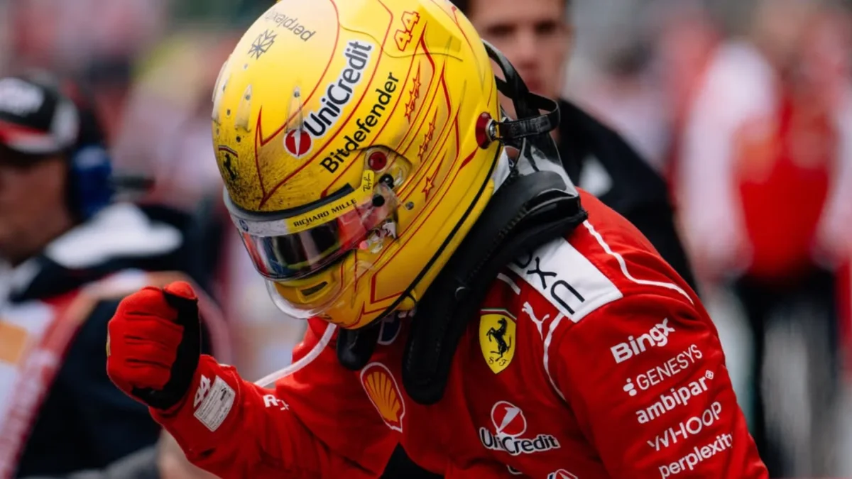 Charles Leclerc y Lewis Hamilton conversan durante una actividad de Ferrari previa al Gran Premio de Mónaco 2026.