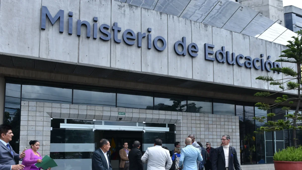 Instituciones educativas enfrentan procesos complejos que, según gremios, dificultan la gestión y transparencia.