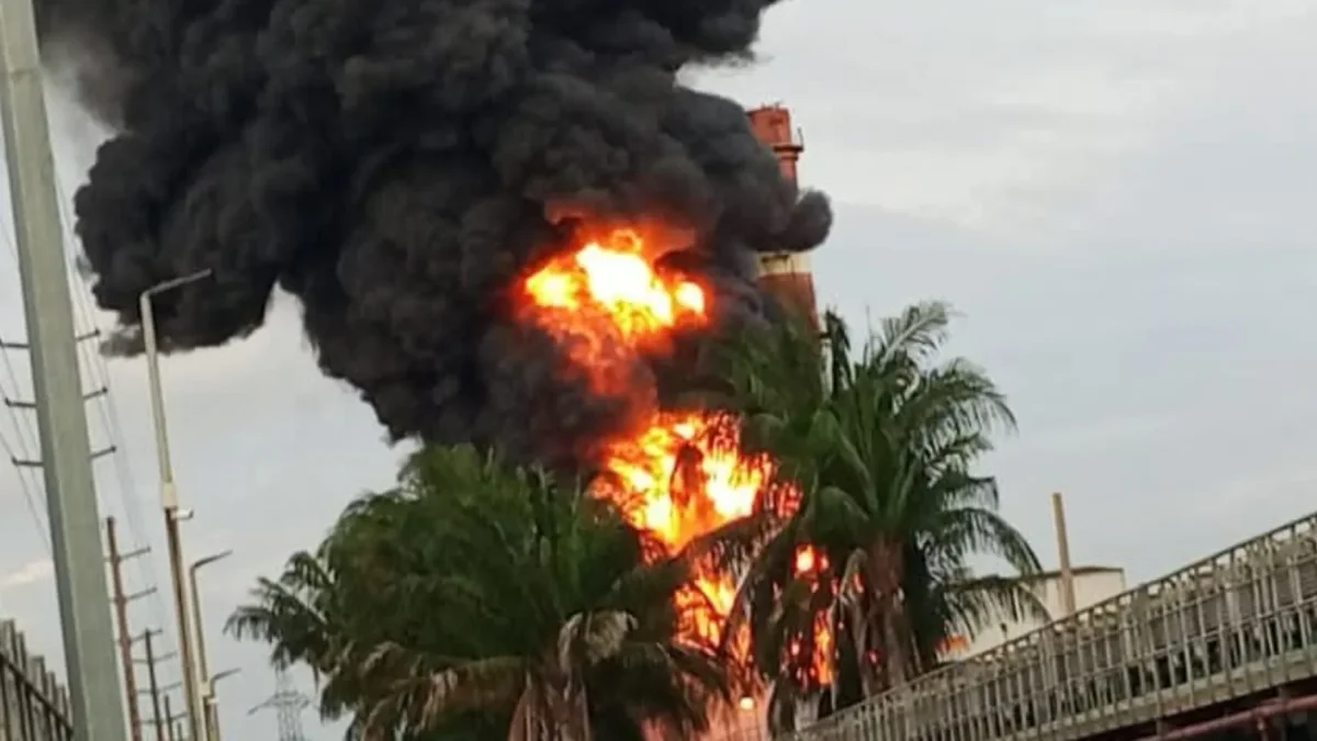 El incendio ya es combatido por los bomberos de Esmeraldas.