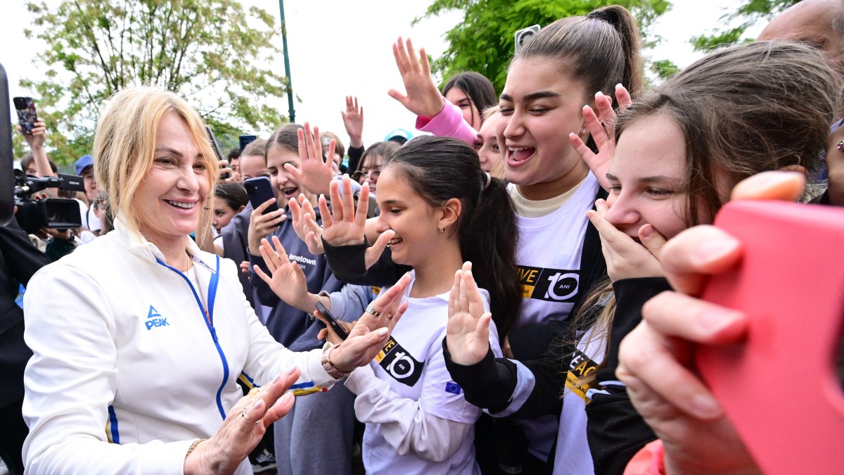 Nadia Comaneci fue recibida por decenas de gimnastas de la localidad donde nació.