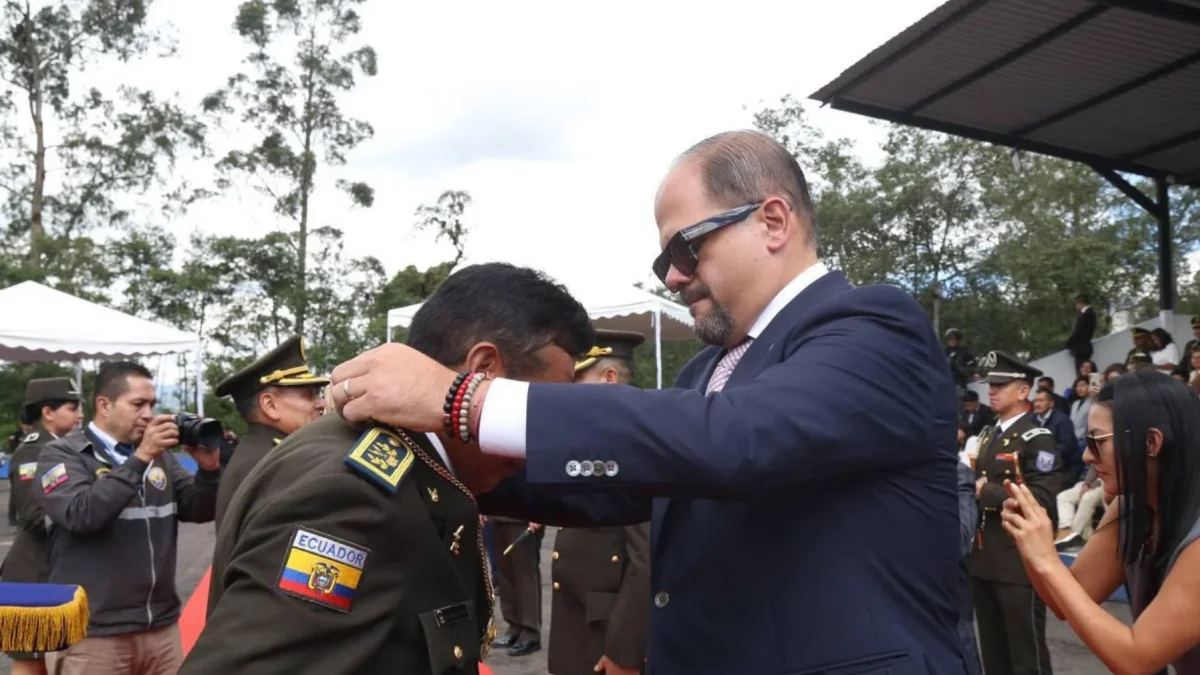 Reimberg respaldó a dos policías condenados por extralimitación tras un operativo en Quito en 2016.