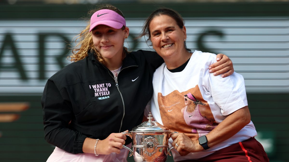 Mirra Andreeva (i) y su entrenadora Conchita Martinez tras recibir el trofeo.