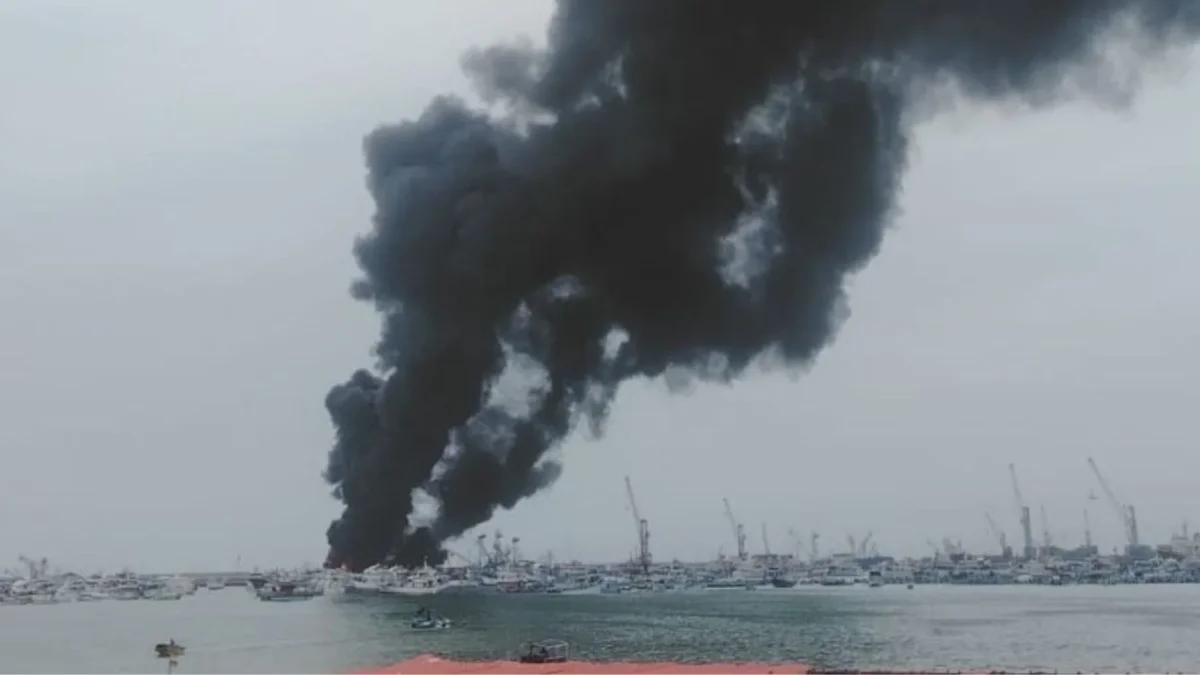 Varias embarcaciones pesqueras se incendiaron el 6 de junio en el puerto de Manta.