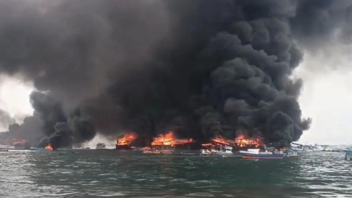Incendio en el puerto de Manta dejó dos heridos y afectó ocho embarcaciones.