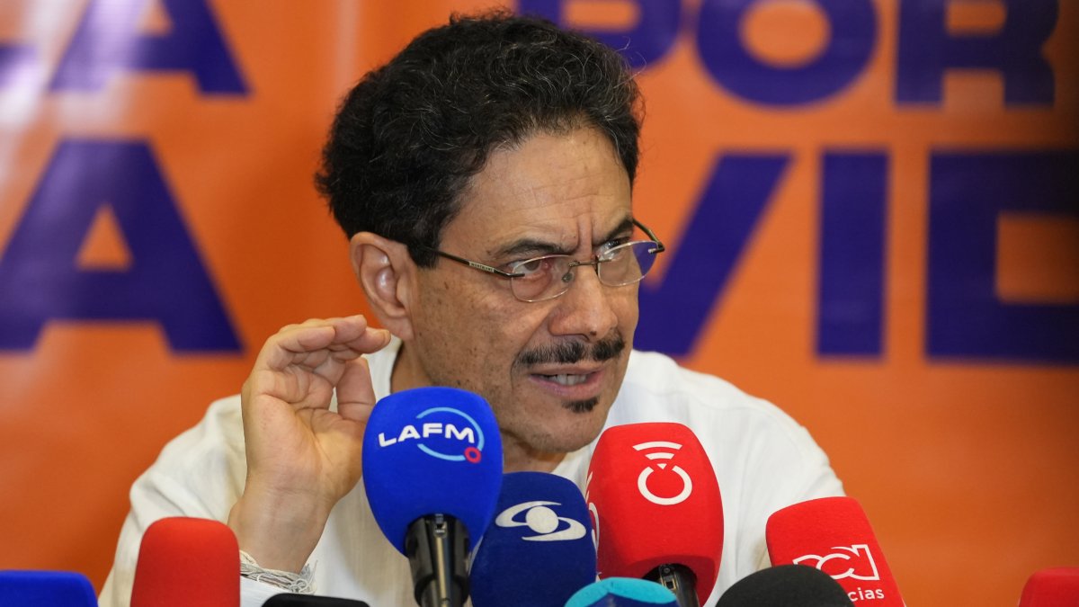 El candidato a la Presidencia de Colombia por el partido Pacto Histórico, Iván Cepeda, habla en una rueda de prensa como parte de la campaña para la segunda vuelta de las elecciones presidenciales.