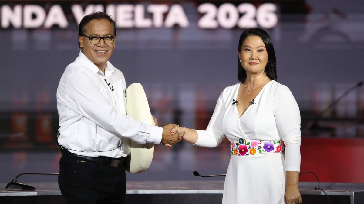 Fotografía del 31 de mayo de 2026 de la candidata a la Presidencia de Perú por el partido Fuerza Popular, Keiko Fujimori (d) y el candidato por el partido Juntos por el Perú, Roberto Sánchez.