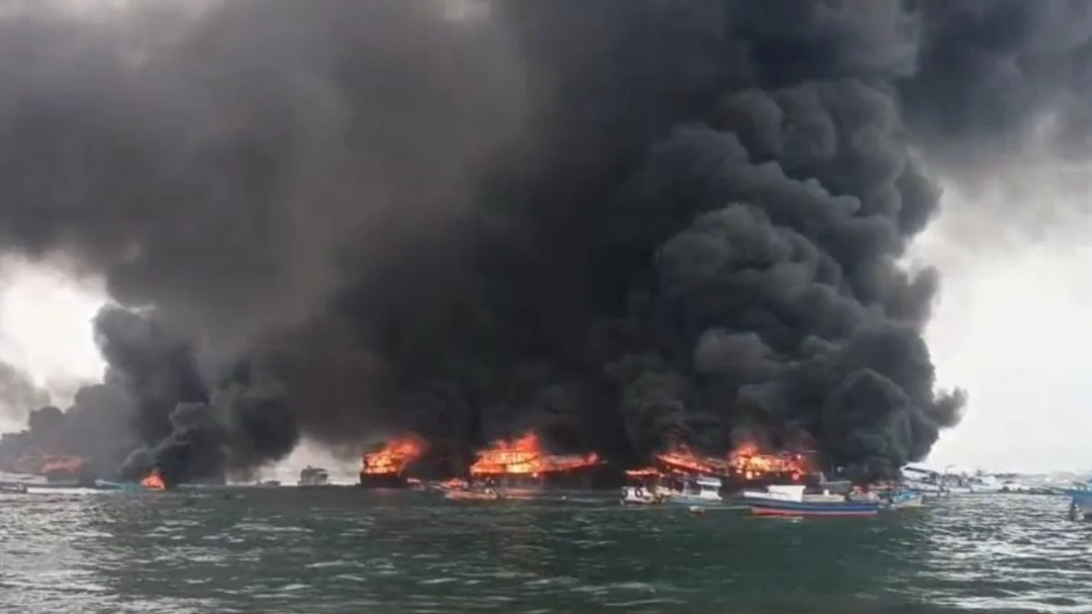 El espeso humo se esparció por todo el mar de Manta.