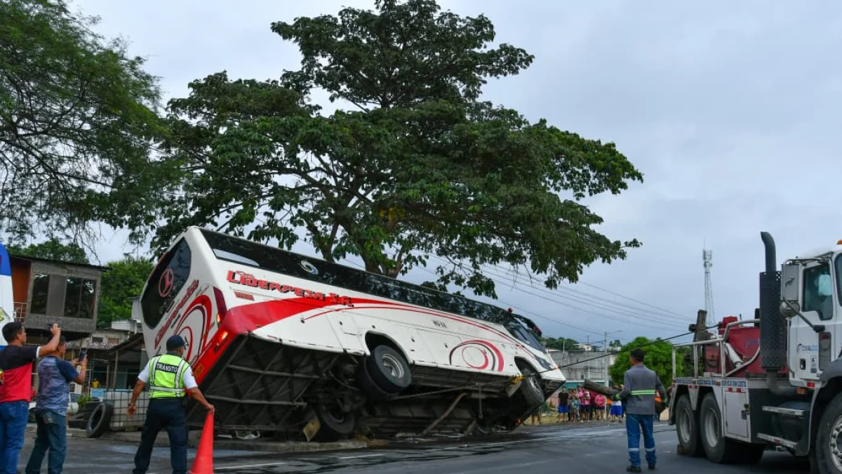 Bus interprovincial volcado en vía a la costa: esto es lo qu