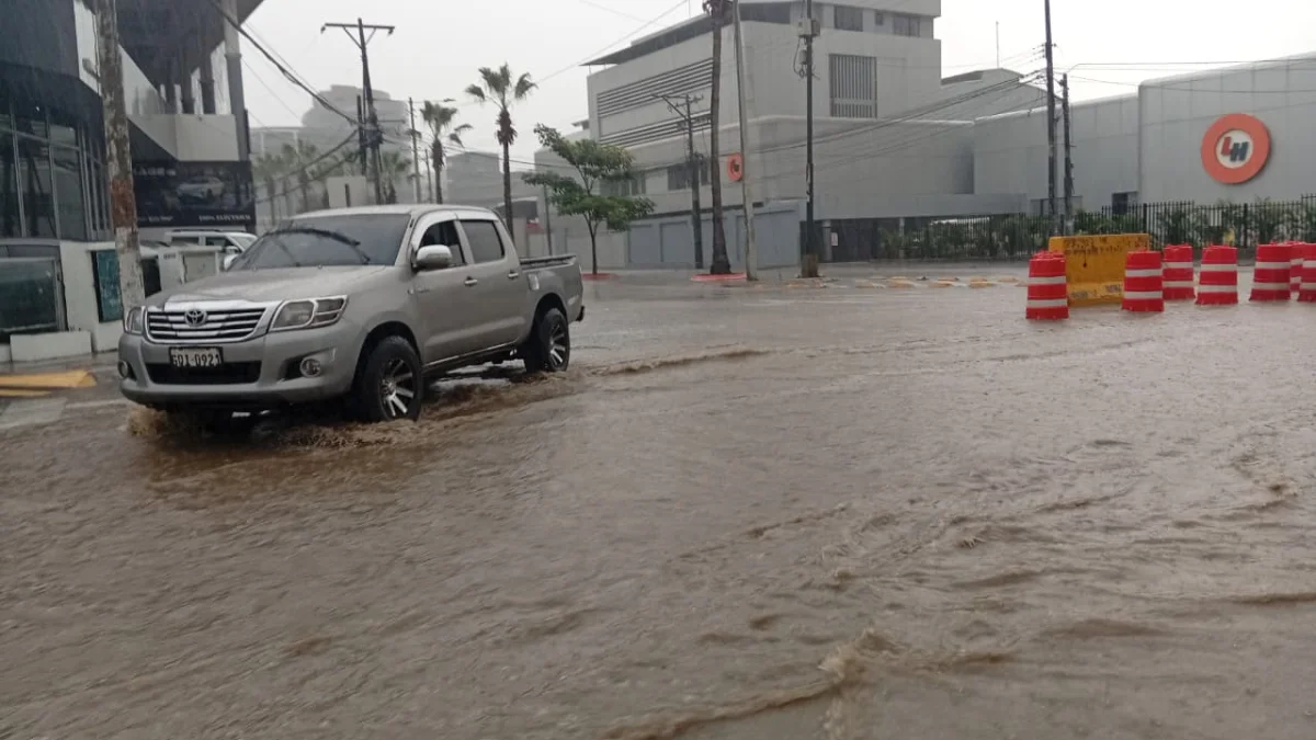 Guayaquil reporta calles inundadas por tormenta eléctrica y 