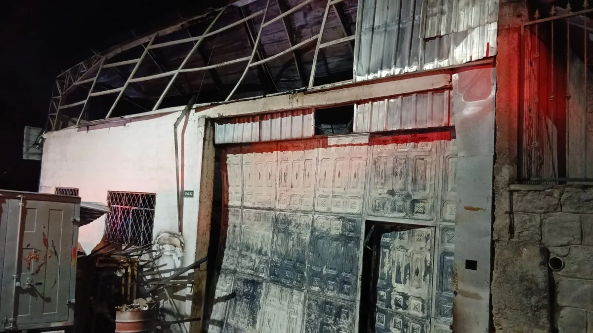 Incendio en Zámbiza destruye carpintería en La Tol