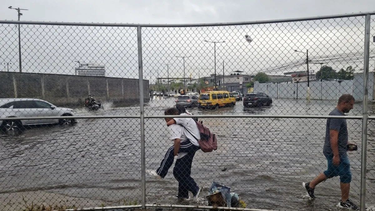 Lluvia en La Aurora: Padres cargaron a sus hijos p