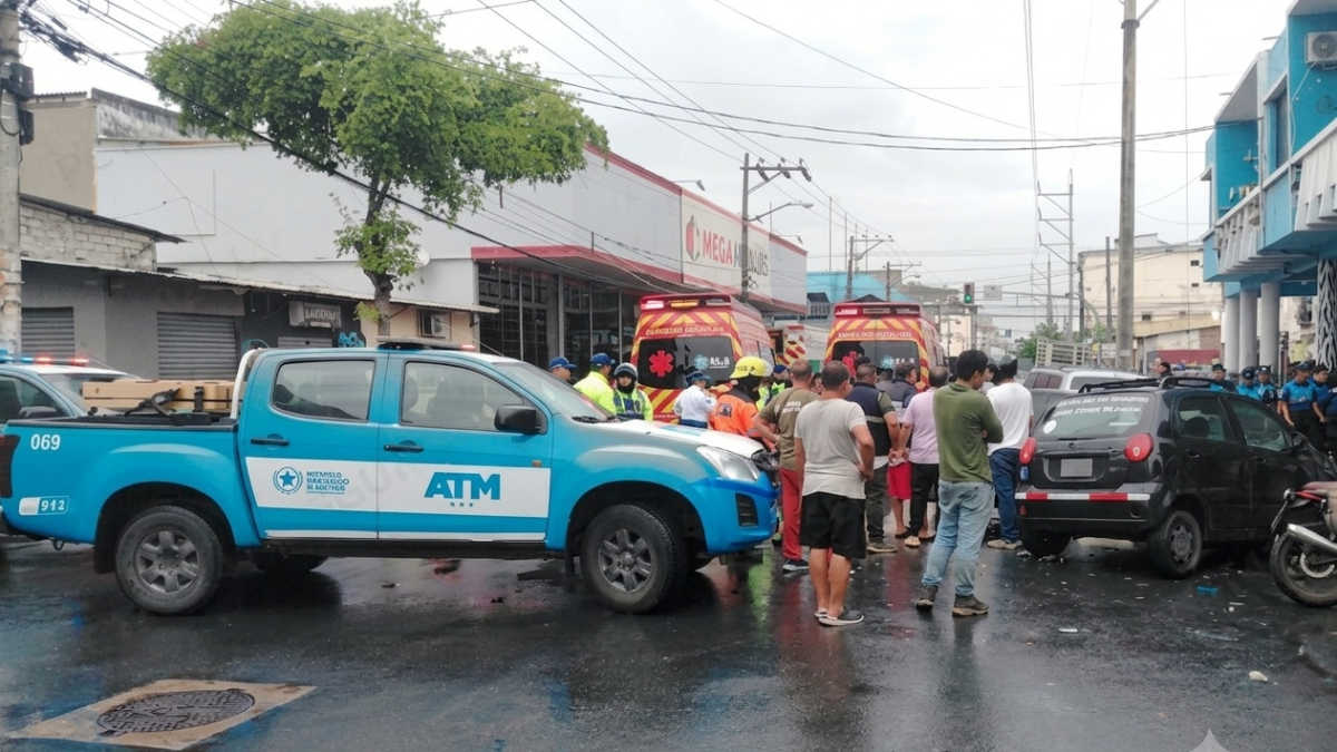 Siniestro vial en el sur de Guayaquil dañó un poste: Así fue