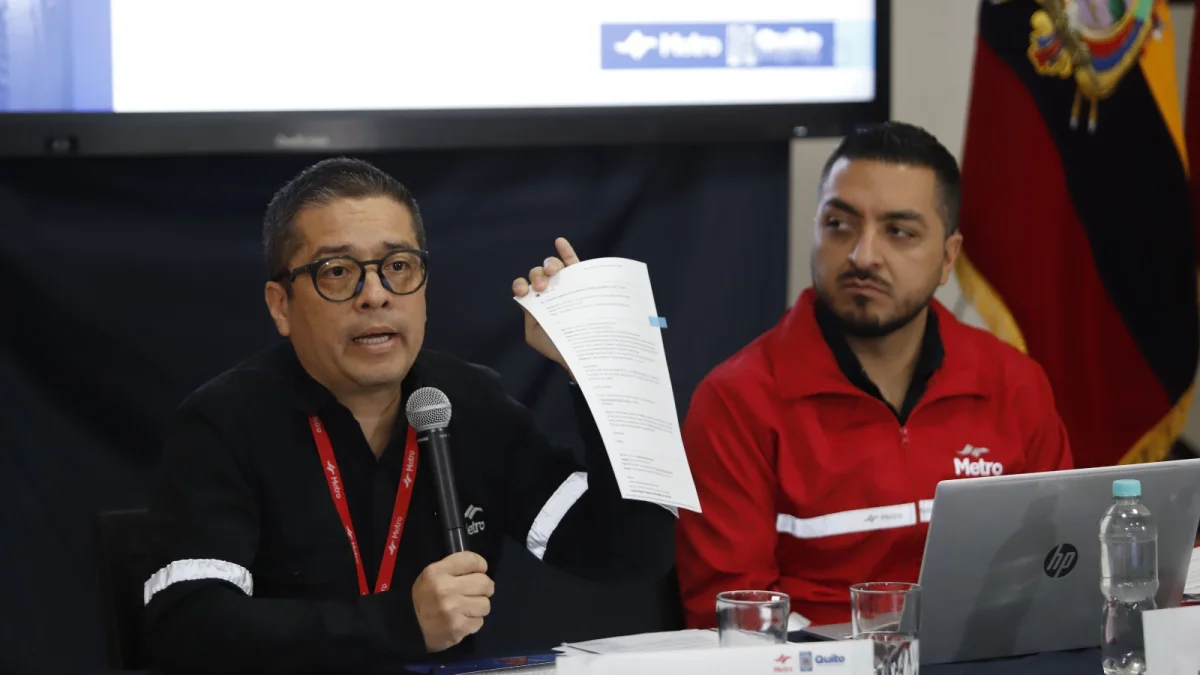 El gerente del Metro, Juan Carlos Parra, y Bruno León, gerente de Operaciones, presentaron informes técnicos para responder cuestionamientos sobre el funcionamiento del metro.