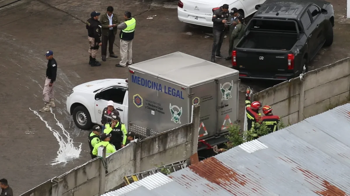 Uniformados del Cuerpo de Bomberos de Quito y Policía Nacional cercaron el lugar en donde hallaron a una persona sin vida, en La Vicentina.