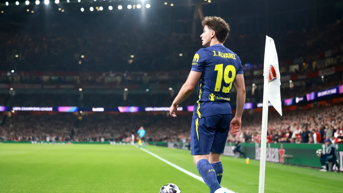 Julián Álvarez, del Atlético de Madrid, se prepara para ejecutar un saque de esquina durante el partido de vuelta de las semifinales de la Liga de Campeones de la UEFA ante el Arsenal FC.