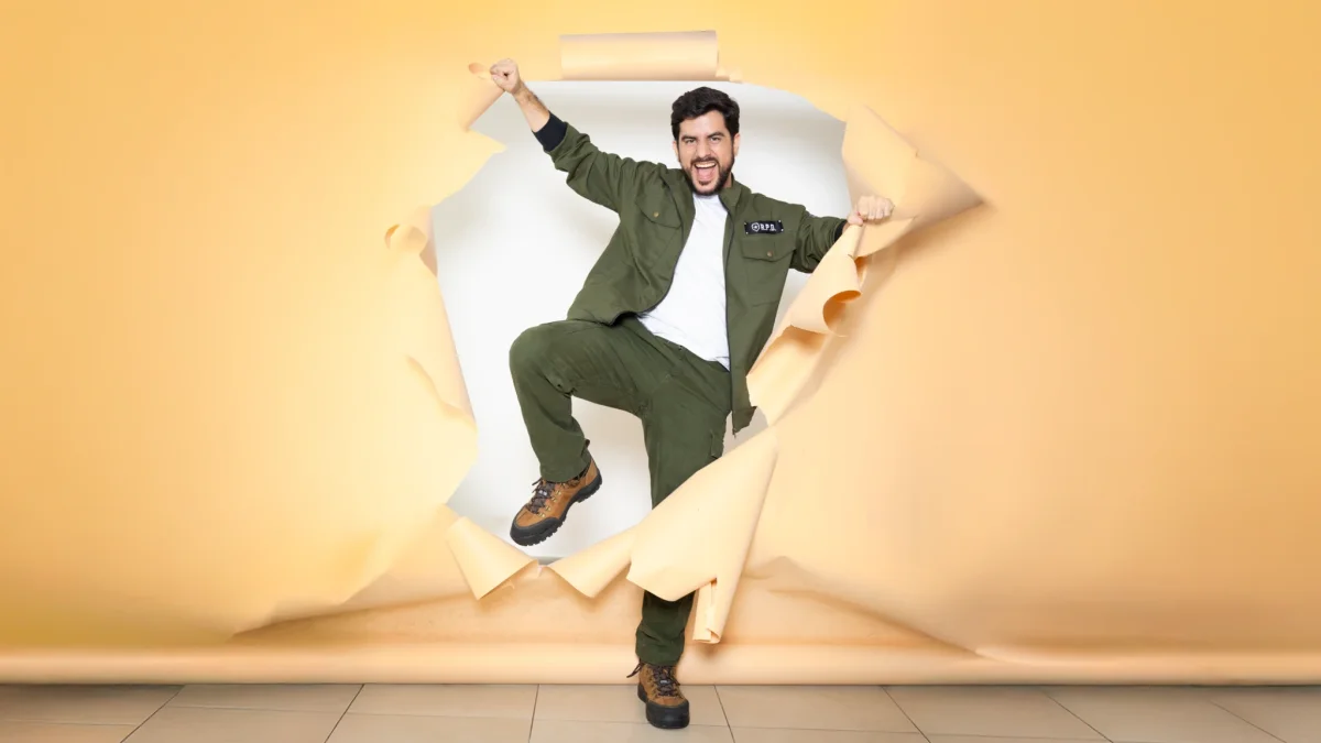José Luis Landívar combina su faceta creativa con el modelaje y la moda.
