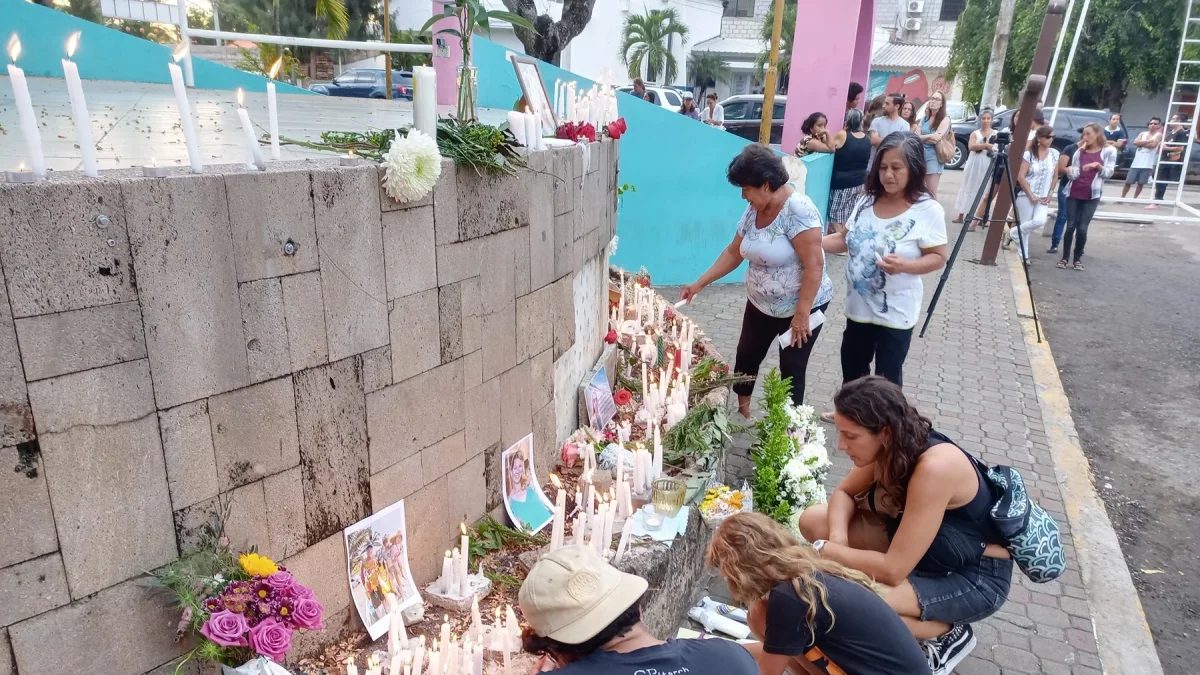 Con velas y rosas recuerdan en Manglaralto a Monik