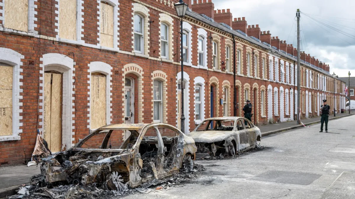 Caos en Belfast: disturbios antiinmigración paralizan la ciu