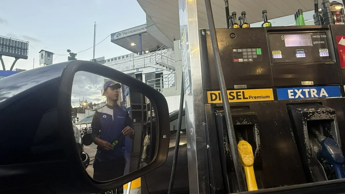 Demanda de combustibles en Ecuador aumenta hasta un 30 % ant