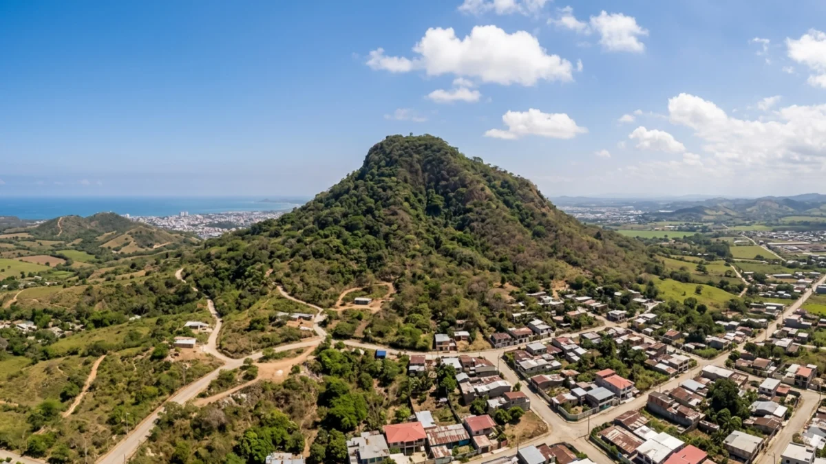 Vista aérea del cerro de Montecristi, donde se instalará el nuevo radar para detectar vuelos ilícitos a partir de 2027.