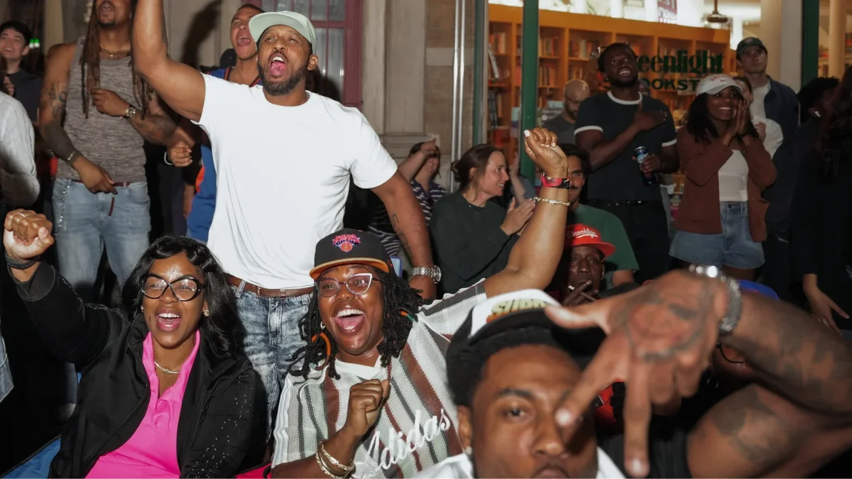 Aficionados se reúnen en las calles para seguir el partido entre los New York Knicks y los San Antonio Spurs en las Finales de la NBA, en Nueva York.