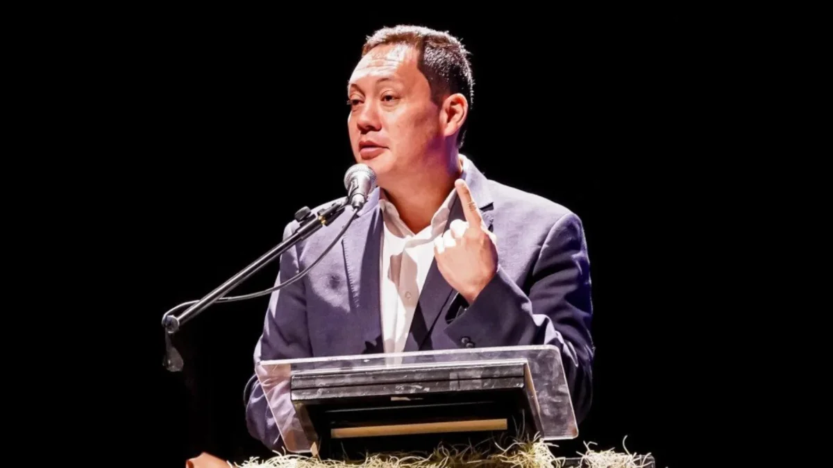 La decisión implica la suspensión de sus derechos de participación política por seis meses.