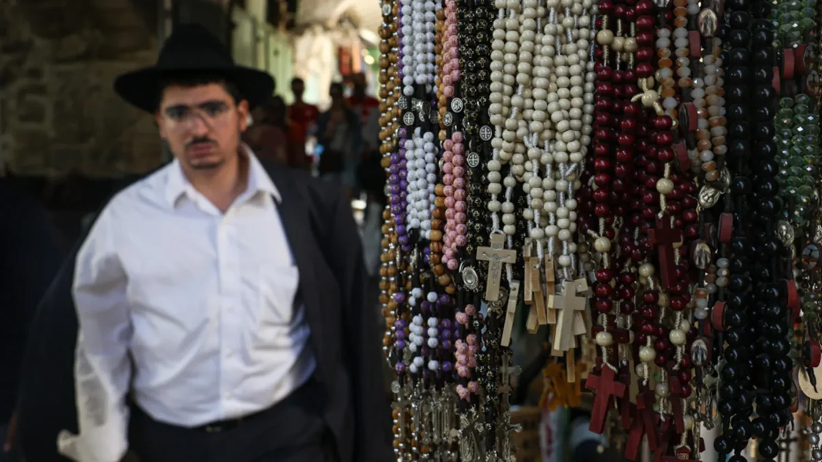 Vista de collares con la cruz cristiana en la Ciudad Vieja de Jerusalén.