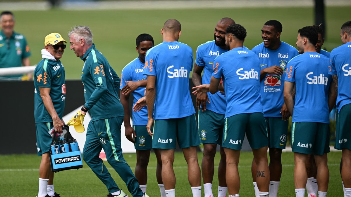 El plantel recibió al seleccionador Carlo Ancelotti con el tradicional “pasillito”