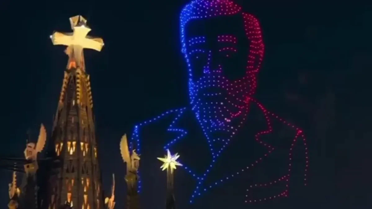 El rostro de Gaudí ilumina el cielo de Barcelona