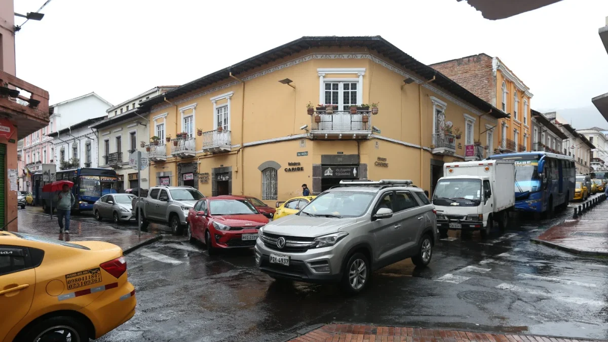 El Pico y Placa en Quito restringe la circulación de automóviles y motocicletas con placas 7 y 8 durante dos horarios.