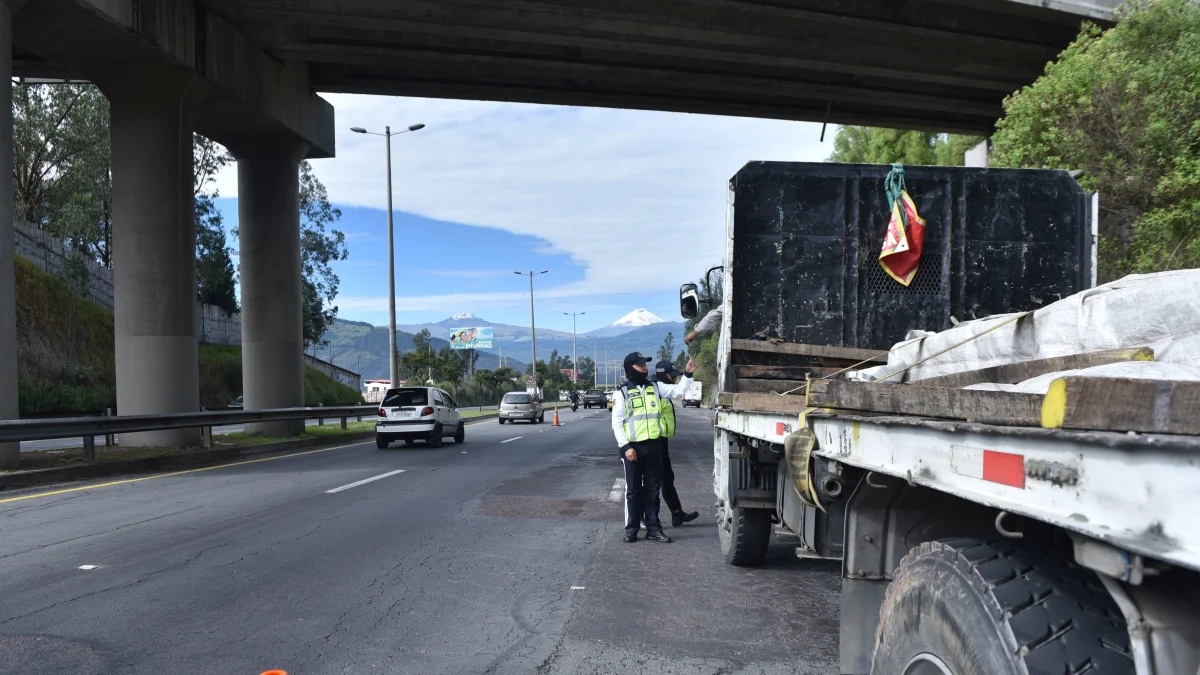 Los controles de AMT buscan garantizar el cumplimiento de la medida en la Ruta Viva y Simón Bolívar.