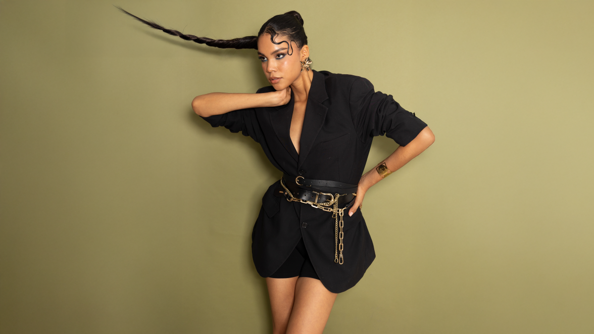 La modelo Carla Giler disfruta usar este accesorio que superpuestos, convierten un look básico en una propuesta editorial.
