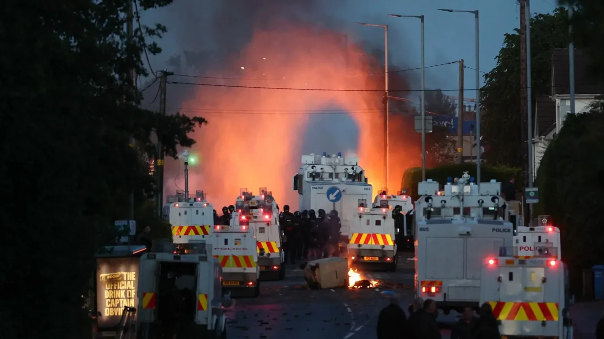 La policía despliega cañones de agua para extinguir incendios provocados por manifestantes durante disturbios en el norte de Belfast, Irlanda del Norte, 10 de junio de 2026.